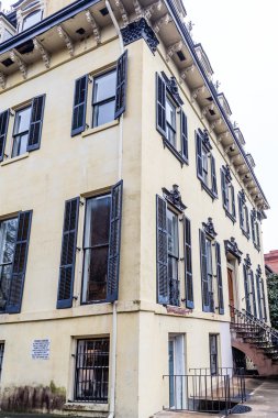 Siyah Panjur ile sarı sıva ev