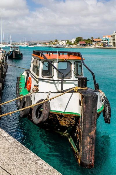 Dock cihazına bağlı beyaz yeşil ve kırmızı balıkçı teknesi — Stok fotoğraf