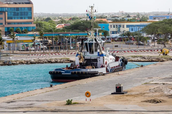 Remorkér na přístavišti v Aruba — Stock fotografie