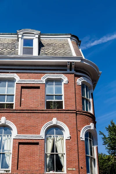 Windows ve Mansard çatı Fore Street üzerinde beyaz — Stok fotoğraf