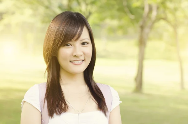 Mladý student dívka s úsměvem — Stock fotografie