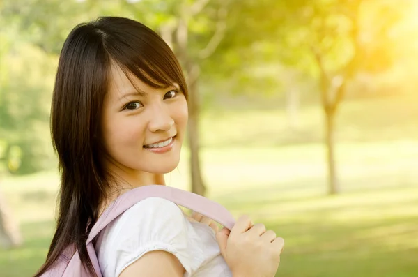 Joven asiática universidad chica estudiante sonriendo — Foto de Stock