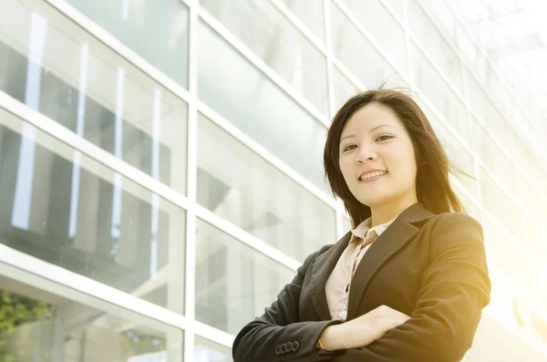 Young Asian business woman arms crossed — Stock Photo, Image