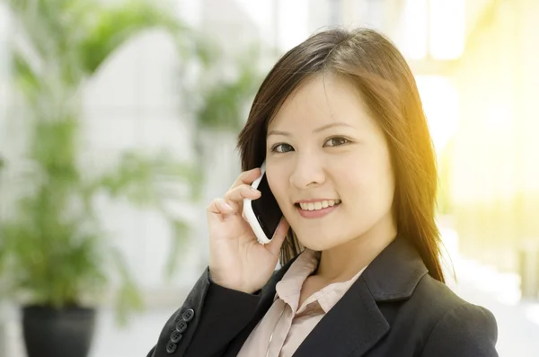 Jovem empresária asiática chamando pelo telefone — Fotografia de Stock