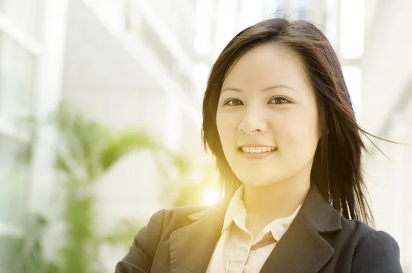 Jonge Aziatische zakelijke vrouw die lacht — Stockfoto