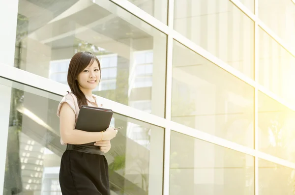 Young Asian woman executive smiling — Stockfoto