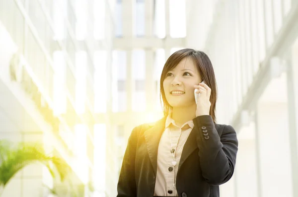 Young Asian business woman calling on phone — ストック写真