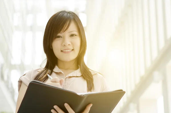 Junge asiatische weibliche Führungskraft mit Tagebuch — Stockfoto