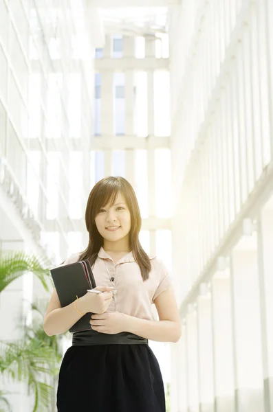 Junge asiatische Managerin lächelt — Stockfoto