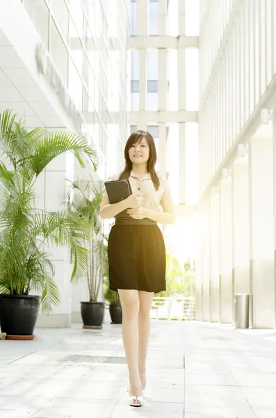 Junge asiatische Frau Führungskraft zu Fuß — Stockfoto