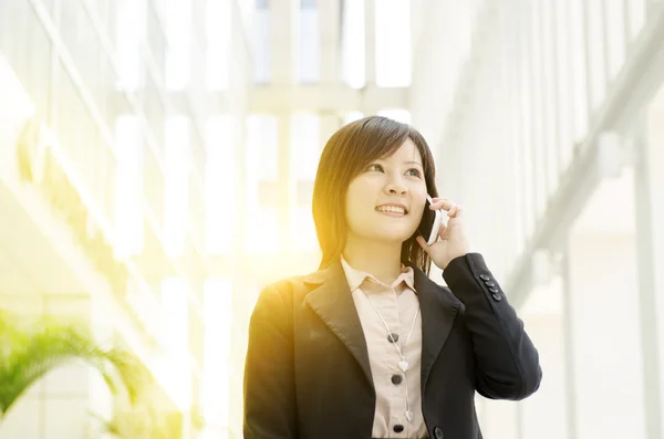 Junge asiatische Geschäftsfrau am Telefon — Stockfoto