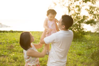 Asya aile açık parkta oynarken
