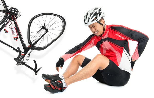 アジアのバイカーは自転車から落ちてください。 — ストック写真
