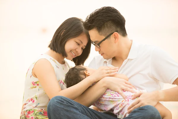 Asiatisk familie på udendørs sandstrand - Stock-foto