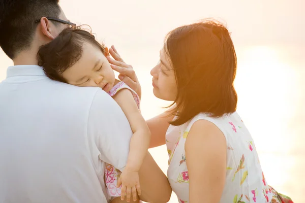 Genç Asyalı aile açık plajda — Stok fotoğraf