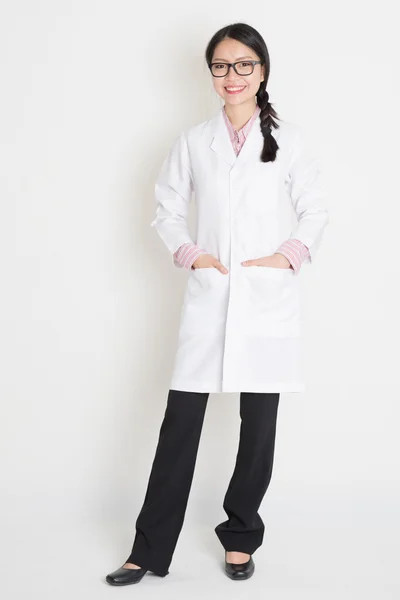 Menina chinesa asiática em uniforme de laboratório branco — Fotografia de Stock