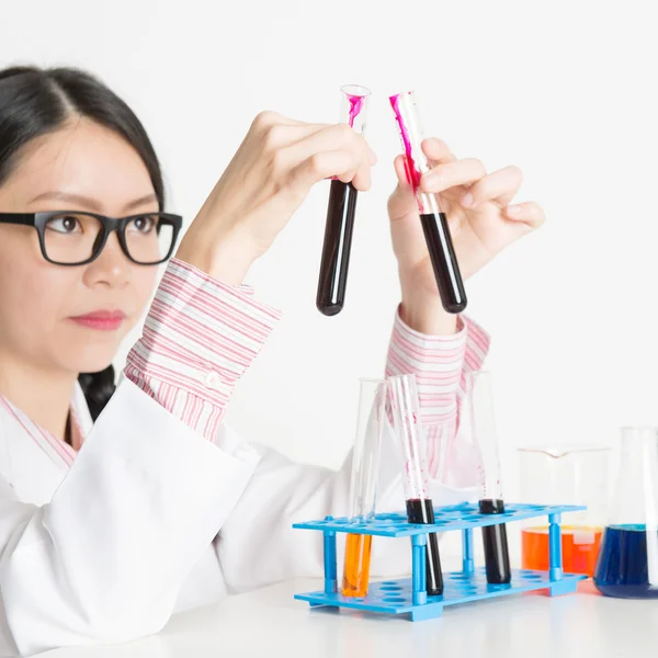 Asian lab worker doing blood test — Stock Photo, Image