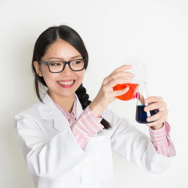 Estudante de bioquímica fazendo teste de amostra líquida — Fotografia de Stock