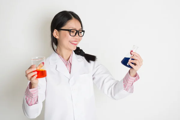 Estudante de microbiologia fazendo teste de amostra líquida — Fotografia de Stock