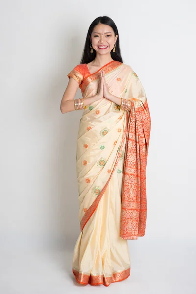 Indisk flicka i en hälsning pose — Stockfoto