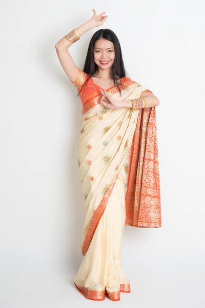 Indisk kvinna i dans pose — Stockfoto