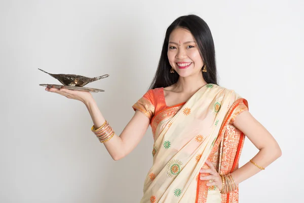 Indian housewife hand holding empty plate — Stock Photo, Image