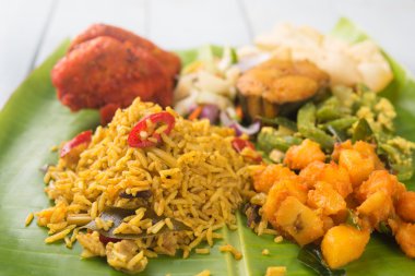 Hint biryani pirinç muz yaprağı üzerine.