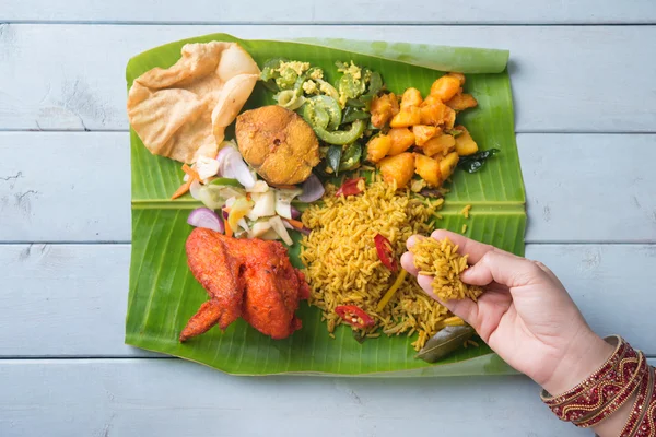 인도 여자 먹는 biryani 바나나 잎 밥 — 스톡 사진