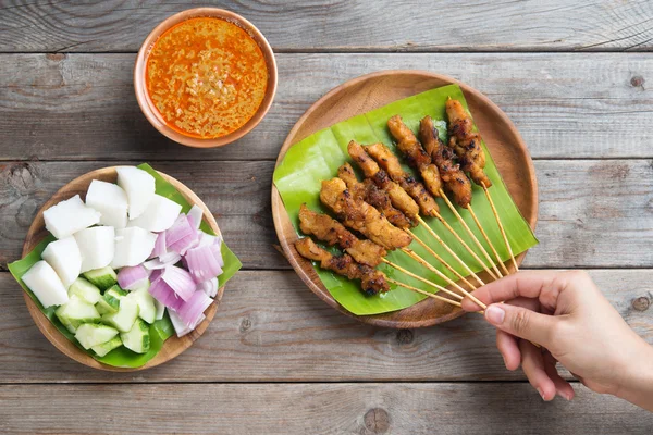 Menschen essen Satay — Stockfoto