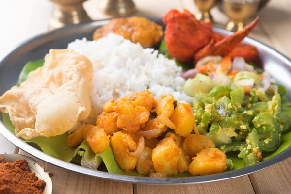 Indische rijst op eettafel gemengd. — Stockfoto