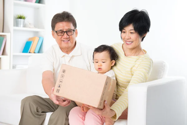 Asian family received parcel — Stock Photo, Image