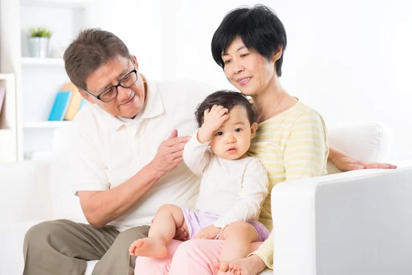 Asiatico famiglia ritratto indoor — Foto Stock