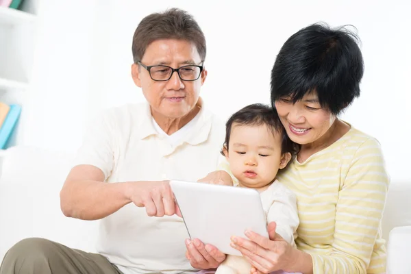 Asiatisk familj som använder tablettdator — Stockfoto