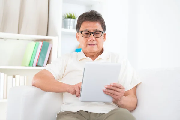 Hombre asiático maduro usando tableta pc — Foto de Stock