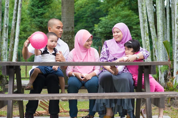 Moslim familie levensstijl — Stockfoto