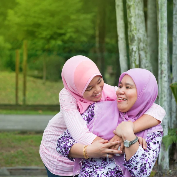 Mãe e filha muçulmana — Fotografia de Stock