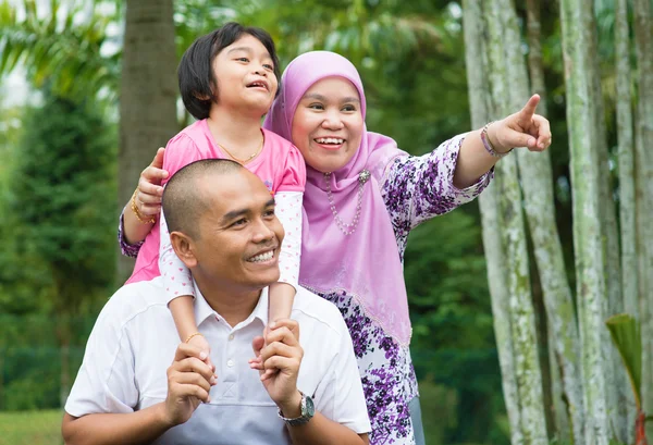 屋外のアジアのイスラム教徒の家族 — ストック写真