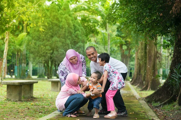 Asiático família jogar ao ar livre — Fotografia de Stock