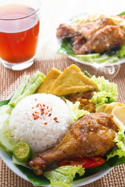 Endonezya Gıda nasi ayam penyet