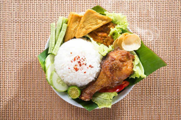 Sabrosa comida asiática nasi ayam penyet —  Fotos de Stock