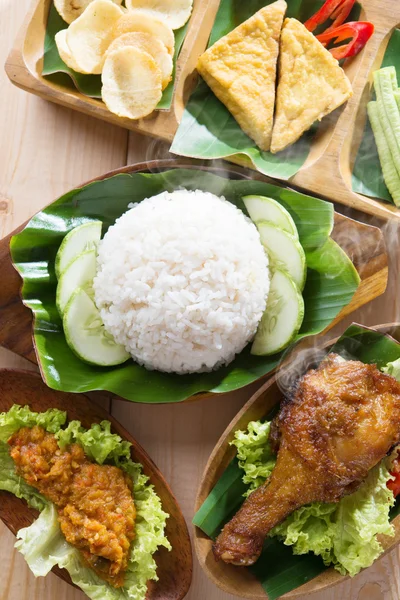 Nasi ayam penyet — Stockfoto