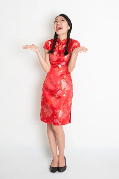 Emocionado asiático chino chica mirando hacia arriba —  Fotos de Stock