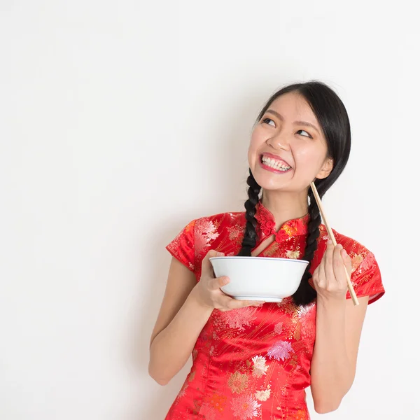 Asiatico cinese ragazza mangiare e guardando su — Foto Stock