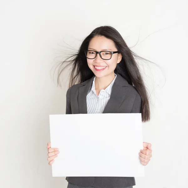 Mujer de negocios asiática sosteniendo un cartel en blanco —  Fotos de Stock