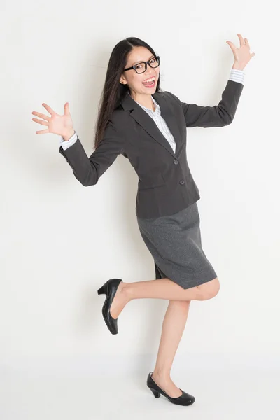 Corpo inteiro torcendo asiático mulher de negócios — Fotografia de Stock