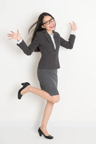 Cuerpo completo asiático negocio mujer cheering — Foto de Stock