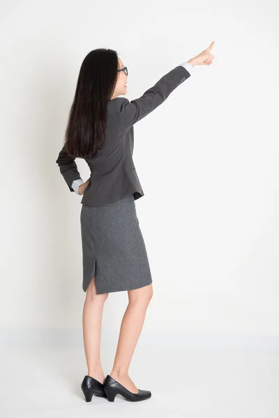 Corpo inteiro traseiro asiático mulher de negócios apontando — Fotografia de Stock