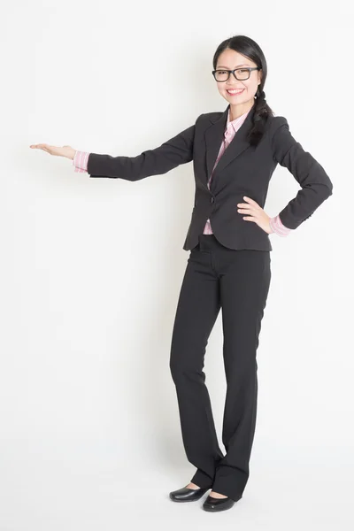 Asiatische Geschäftsfrau zeigt Kopierraum — Stockfoto