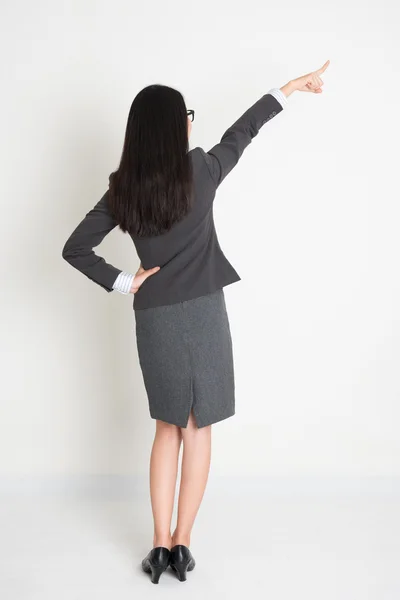 Teljes hossza hátul ázsiai üzleti nő mutatva — Stock Fotó