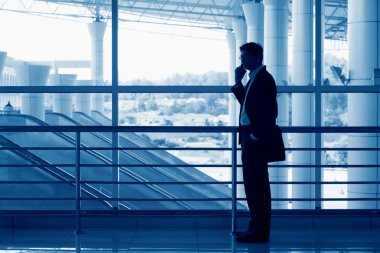 Cep telefonunda Hintli adam silüeti